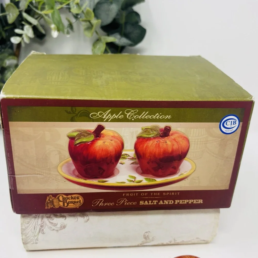 Cracker Barrel Apple Collection Salt & Pepper‎ Shakers With Base New